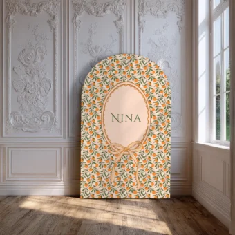 Sfeervolle wanddecoratie met citrus en bloemen in warm oranje en groen kleurenpalet
