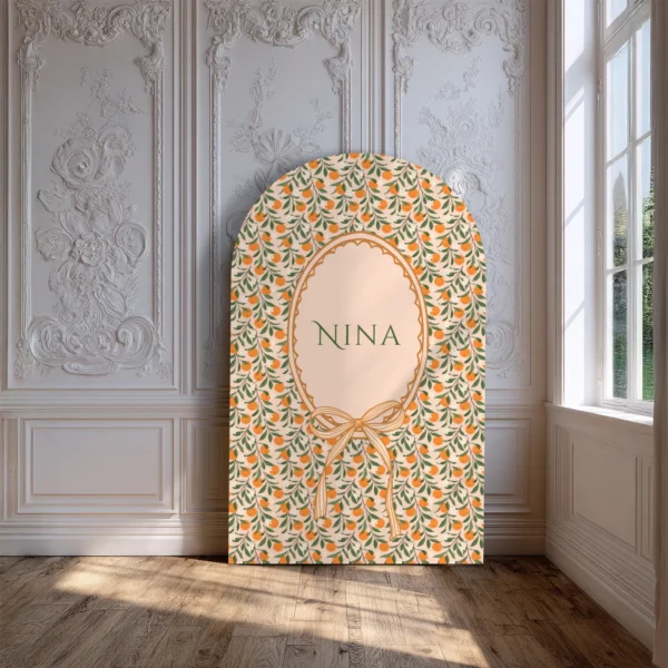 Sfeervolle wanddecoratie met citrus en bloemen in warm oranje en groen kleurenpalet